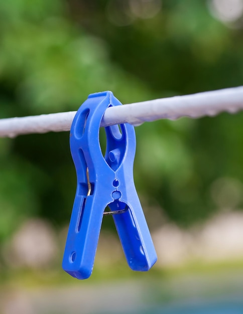 Pinza de ropa azul en la línea