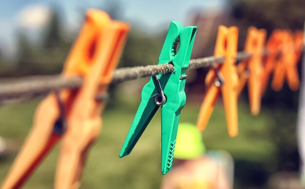 Pinza de ropa de colores en la cuerda al aire libre