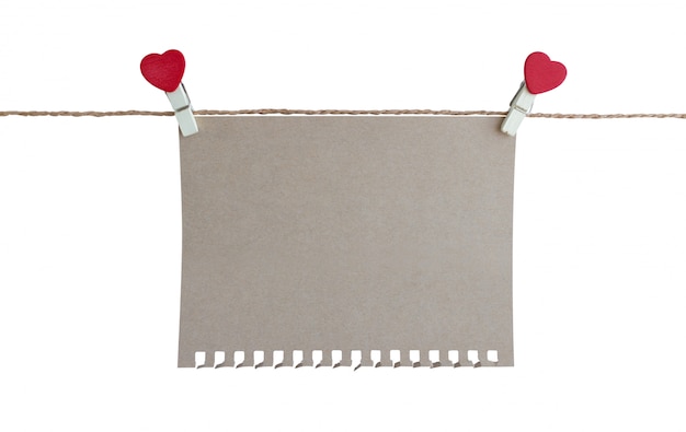 Pinza para ropa de madera con diseño en forma de corazón y hoja de papel marrón