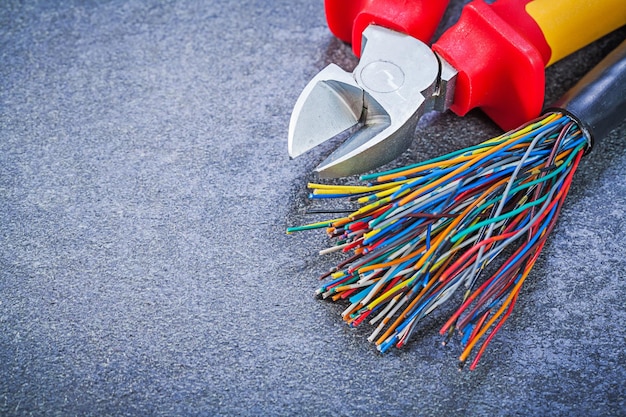 Foto pinzas de cables eléctricos multicolores sobre fondo negro concepto de electricidad