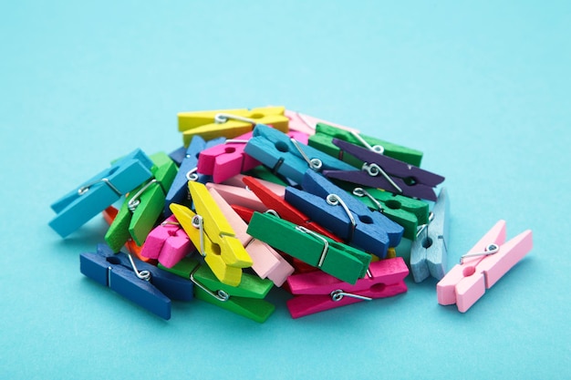 Pinzas de madera de colores sobre fondo azul Elementos de diseño Macro