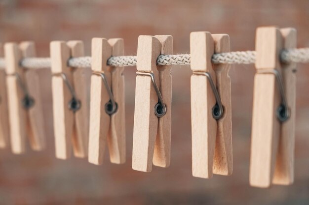 Pinzas de madera en una cuerda. Copiar, espacio vacío para texto