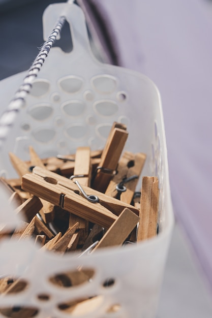 Pinzas para la ropa colgadas en una cesta