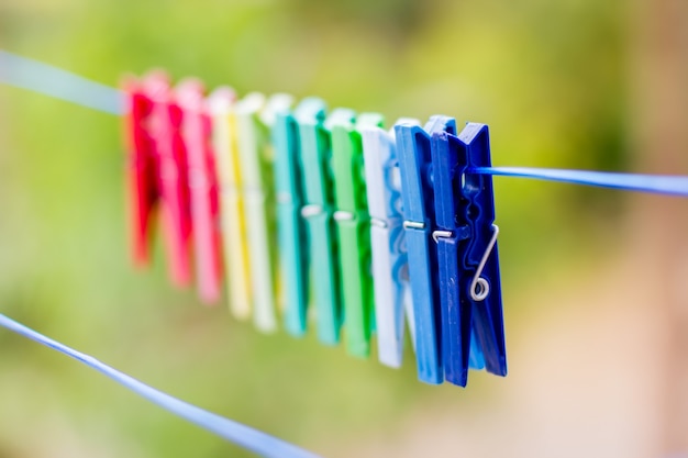 Pinzas de ropa colgadas en el tendedero