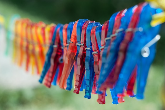 Pinzas para la ropa colgando de una cuerda