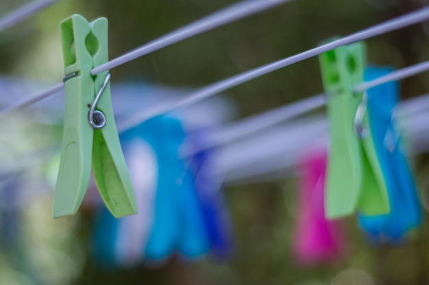 Pinzas de ropa coloridas en un tendedero