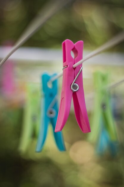 Foto pinzas de ropa coloridas en un tendedero