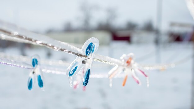 Pinzas para la ropa cubiertas de hielo en la cuerda