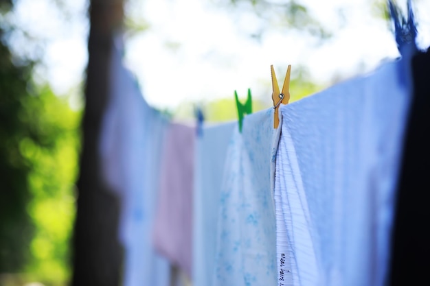 Pinzas para la ropa en un tendedero en verano Ropa seca afuera Ropa en una cuerda