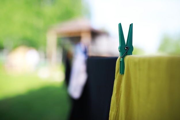 Pinzas para la ropa en un tendedero en verano Ropa seca afuera Ropa en una cuerda