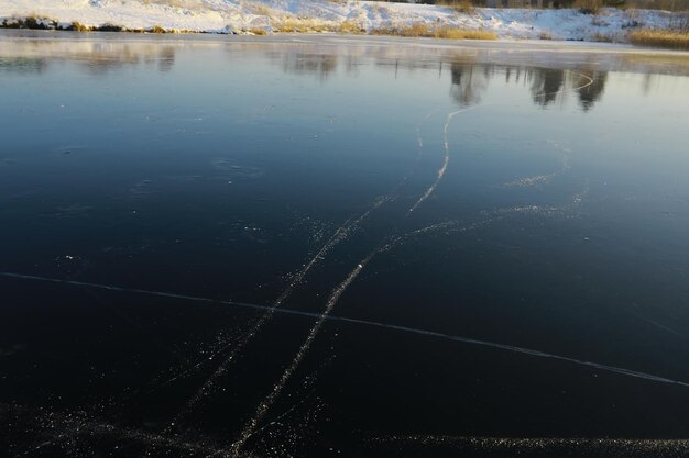 Piolet tornillos de hielo en la pesca de invierno en las cuevas de hielo El hielo es muy limpio y hermoso El lago Baikal