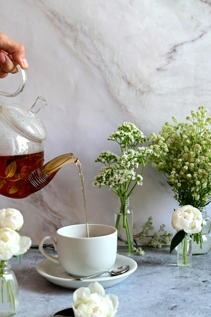 Piones de gypsophila branco fresco em um fundo branco Data do casamento Um convite para um feriado Parabéns Um espaço vazio para texto Vista de cima