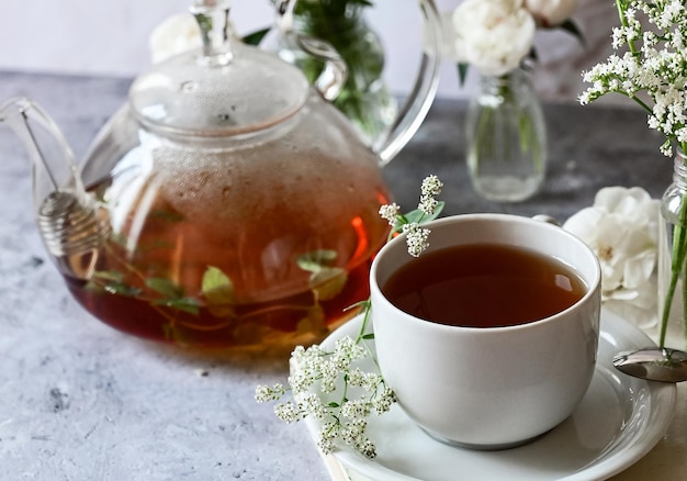 Piones de gypsophila blancos frescos sobre un fondo blanco Fecha de la boda Una invitación a unas vacaciones Enhorabuena Un espacio vacío para el texto Vista desde arriba