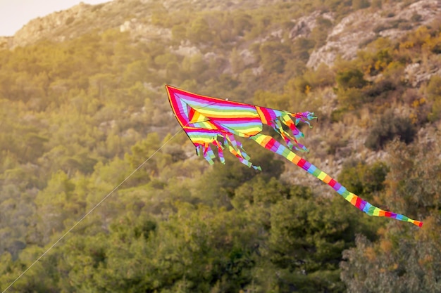 Pipa colorida e arejada no céu