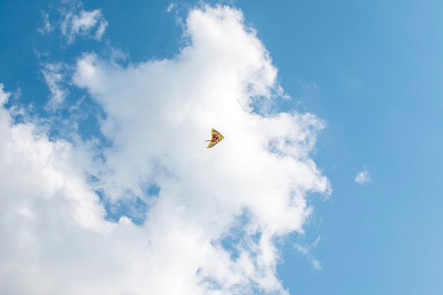 Pipa de vento voando no céu azul