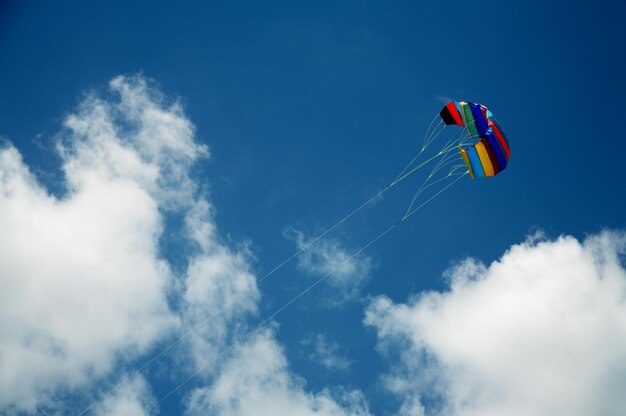 Pipa em um fundo do céu com nuvens