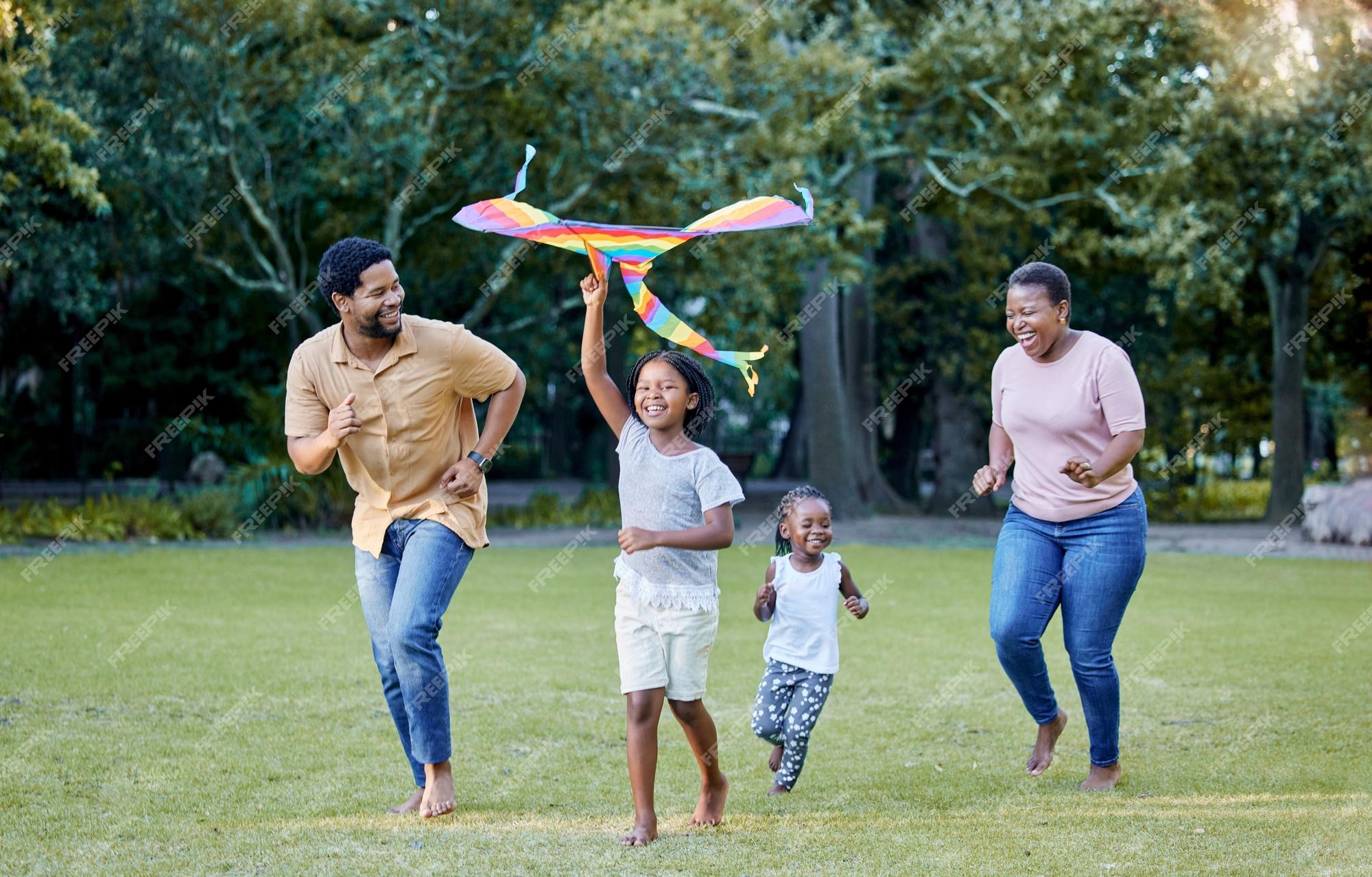 Amor feliz e família brincando em um parque rir e relaxar enquanto se  divertem juntos crianças livres e pais atenciosos abraçando e aproveitando  o tempo de qualidade com um jogo divertido ao