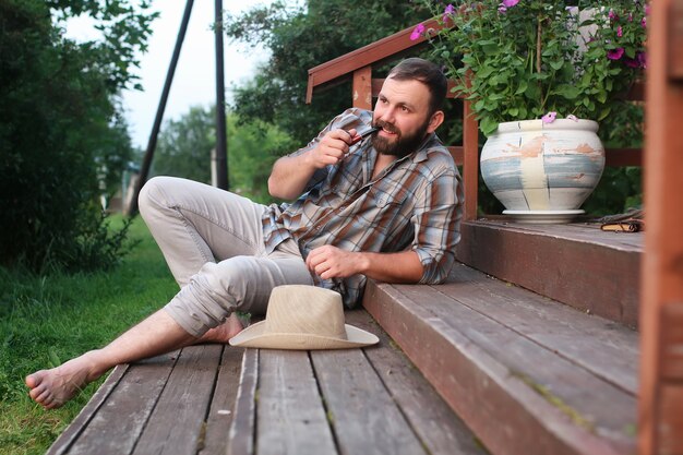 Pipa de humo de hombre al aire libre