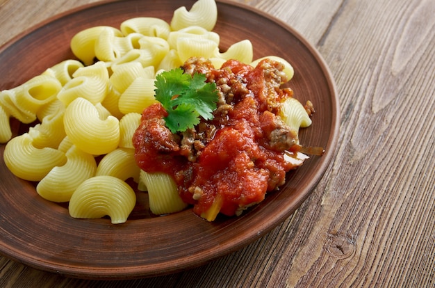 Pipa de pasta rigate con salsas de carne,