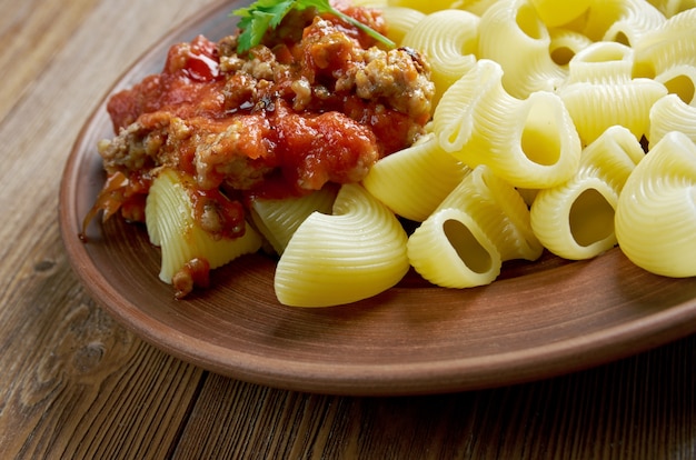 Pipa de pasta rigate con salsas de carne,