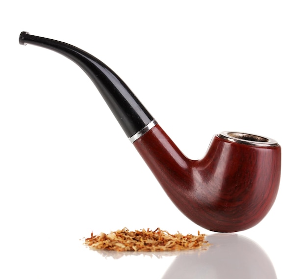 Pipa y tabaco aislados en blanco