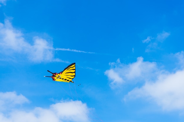 Pipas voando no céu entre as nuvens. Festival de Papagaios