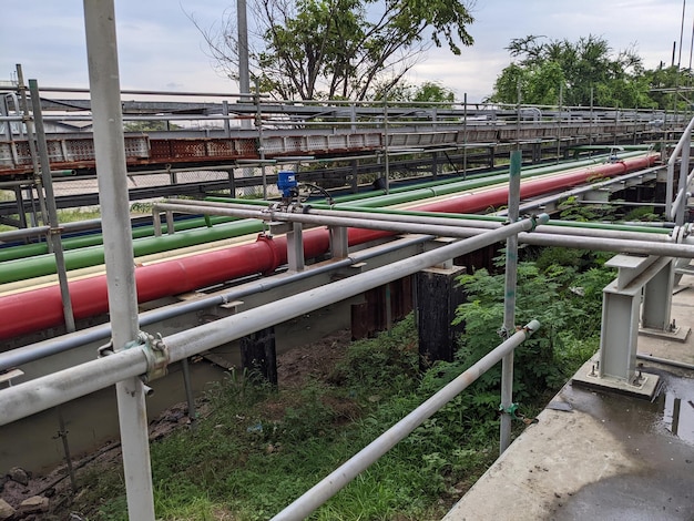 Pipe rack e instalação de tubos no projeto da usina de construção.