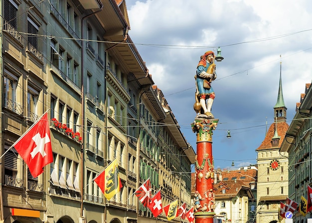 Piper fuente en la calle Spitalgasse con zona comercial en el centro de la ciudad vieja de Berna, Suiza