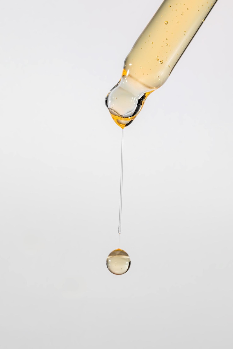 Foto pipeta com óleo de gel sérico ou outro produto cosmético com queda de gotas macro close-up