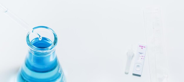 Pipeta e frasco de líquido azul, veja imagens de laboratório kit de autoteste de antígeno rápido para diagnóstico de covid19