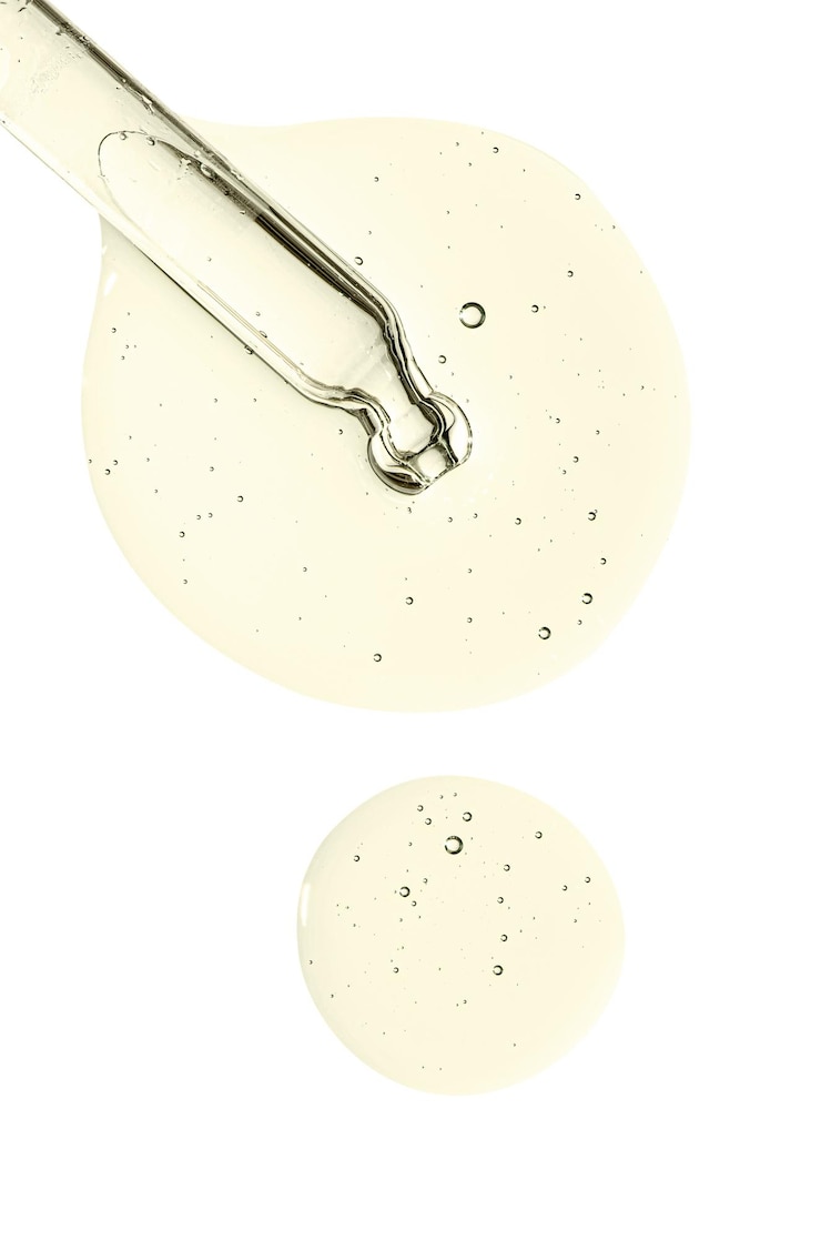 Foto pipeta e gotas de soro cosmético para a pele produto líquido de cuidados com o corpo isolado em um fundo branco