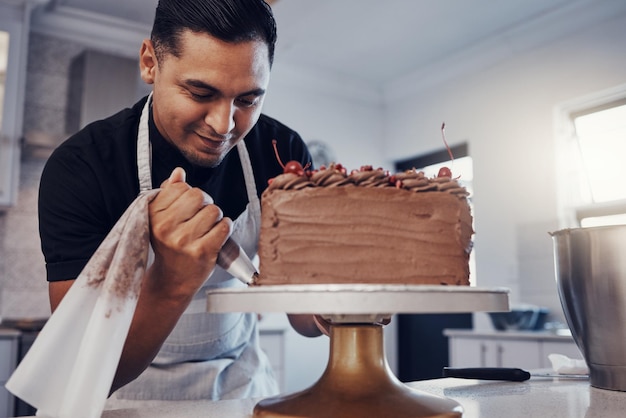 Piping panadería y chef horneando un pastel con chocolate y pasteles en una cocina y está feliz decorando su receta Postre de comida y cocinero preparando una comida dulce por un hombre de Brasil y agrega crema