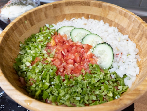 Pipirrana, typischer Málaga-Salat, Málaga Spanien, ist ein Salat, dessen Grundzutaten Zwiebeln, Tomaten, grüne Paprika und Gurken sind