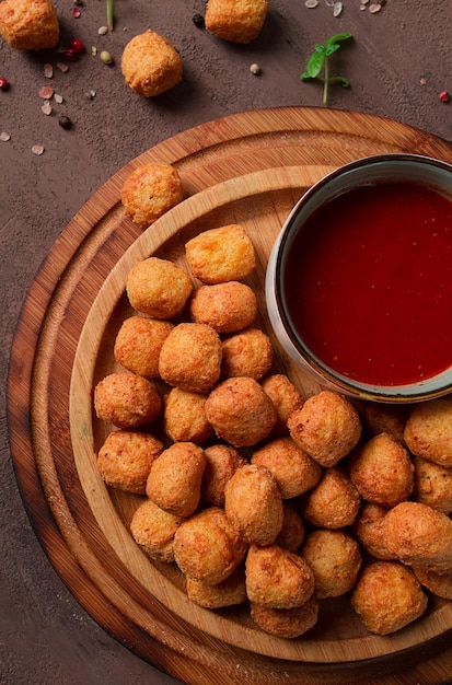 Pipoca de frango nuggets fritos closeup rústico sem pessoas