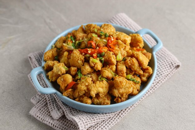 Pipoca de frango quente e picante ou pipoca ayam cabe garam