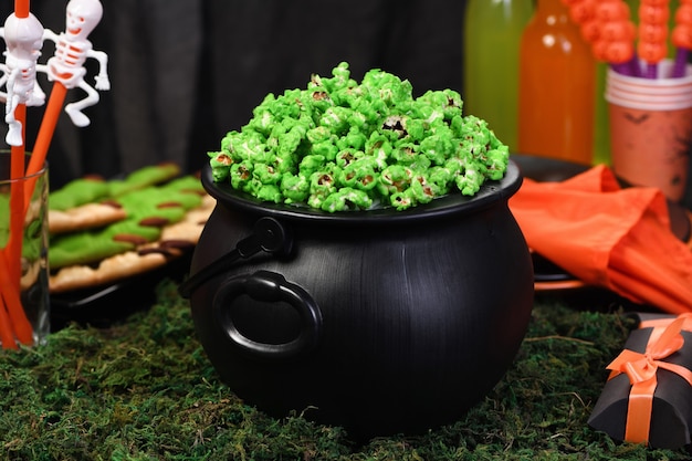 Pipoca doce verde caldeirão para ghouls e zumbis. guloseima de halloween