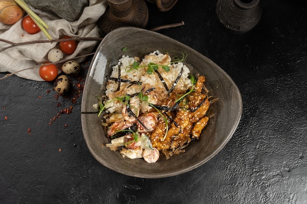 Pique com arroz, filé de frango, tomate cereja e molho unagi