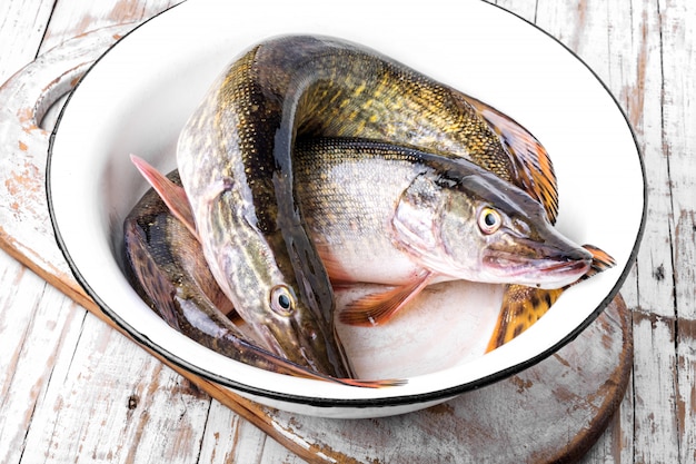 Pique de peixe na placa da cozinha