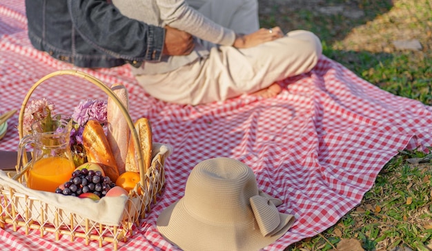 Foto piquenique almoço refeição parque ao ar livre com cesta de piquenique de comida aproveitando o tempo de piquenique na natureza do parque ao ar livre