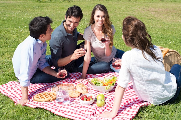 Piquenique com amigos no parque