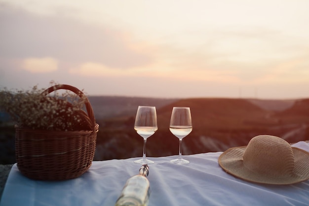 piquenique de verão ao pôr do sol