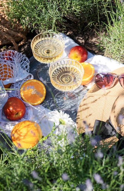 Piquenique de verão em um campo de lavanda