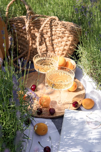 Piquenique de verão em um campo de lavanda