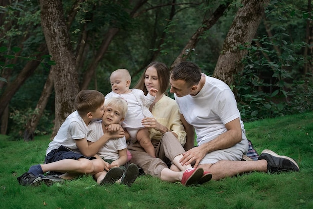 Piquenique em família ao ar livre Mamãe pai e três filhos passam tempo de qualidade juntos