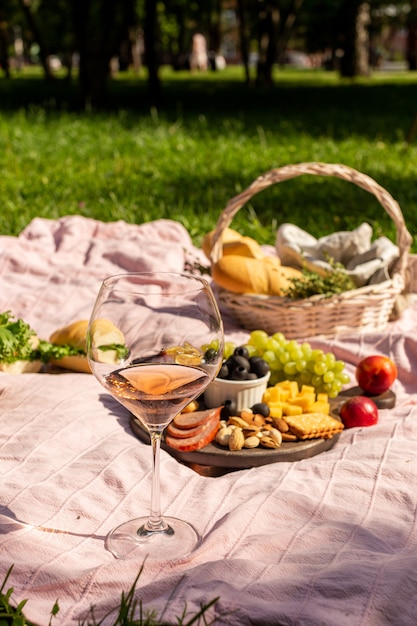 Piquenique em um jardim de verão