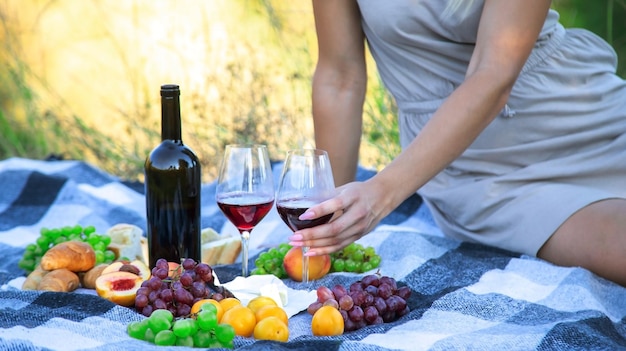 Piquenique na natureza garota derramando vinho casal apaixonado pela natureza