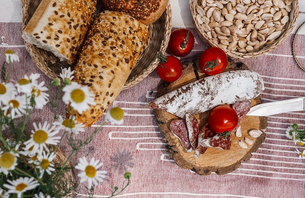 Piquenique no estilo boho. manta em que se encontra uma comida de piquenique