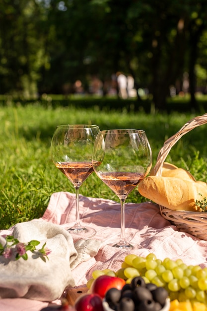 Piquenique romântico com vinho em um jardim de verão