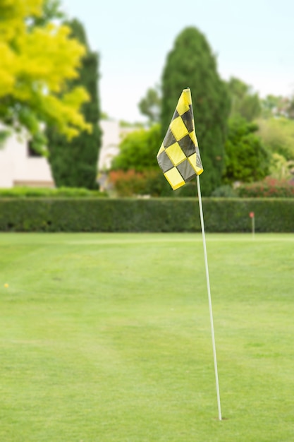 Piquet com bandeira amarela em um campo de golfe