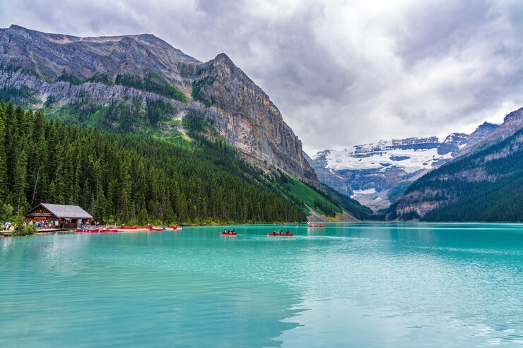 Piragüismo en el lago Louise en verano